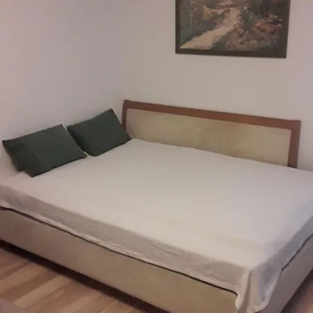Sarastro Apartment *